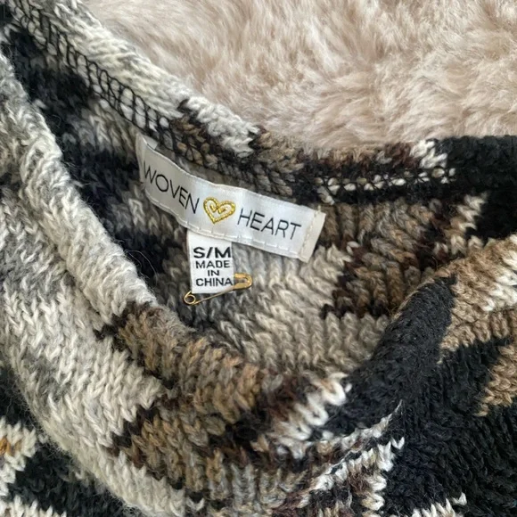 Woven heart S/M poncho - Picture 3 of 5